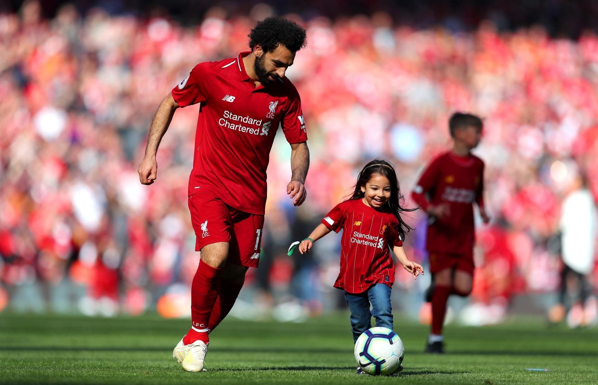 محمد صلاح و دخترش در ورزشگاه آنفیلد با پیراهن لیورپول