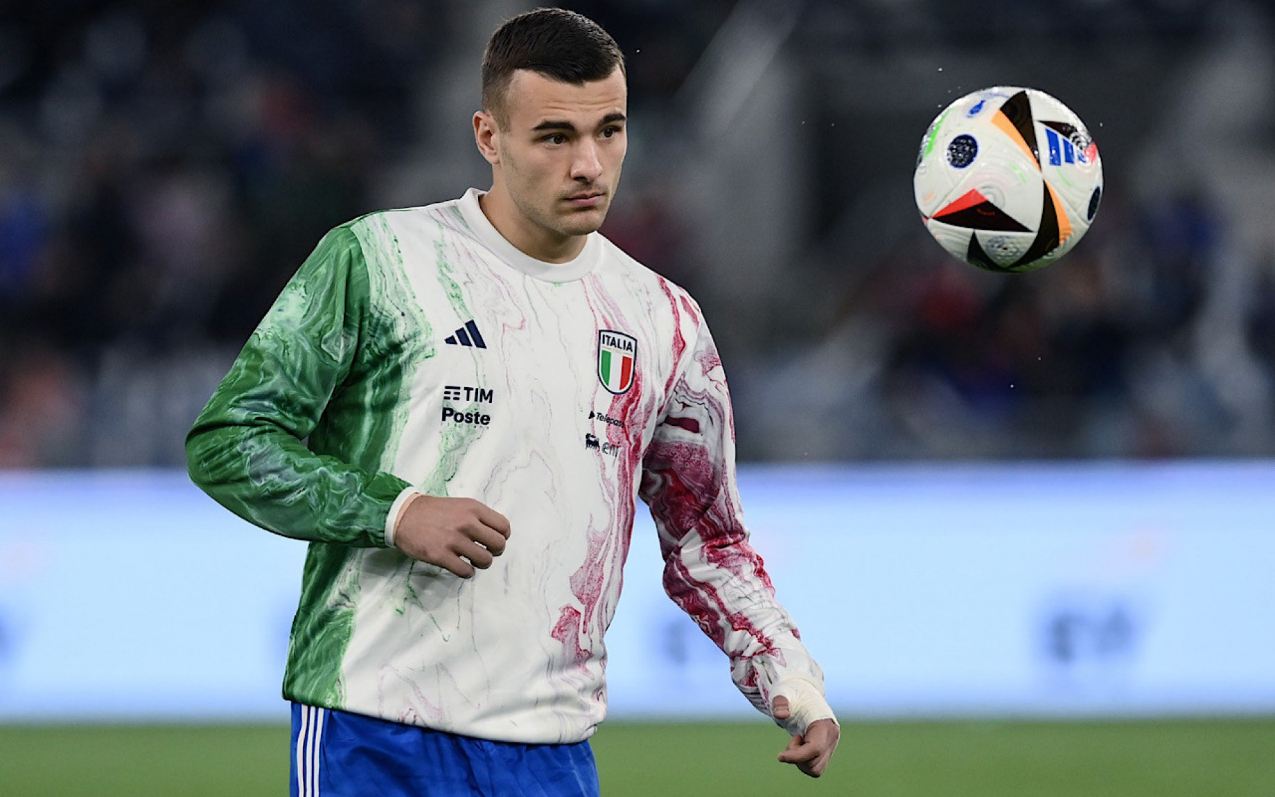 بونجورنو، مدافع نیمکت نشین تیم ملی ایتالیا در حال کار با توپ در یورو 2024