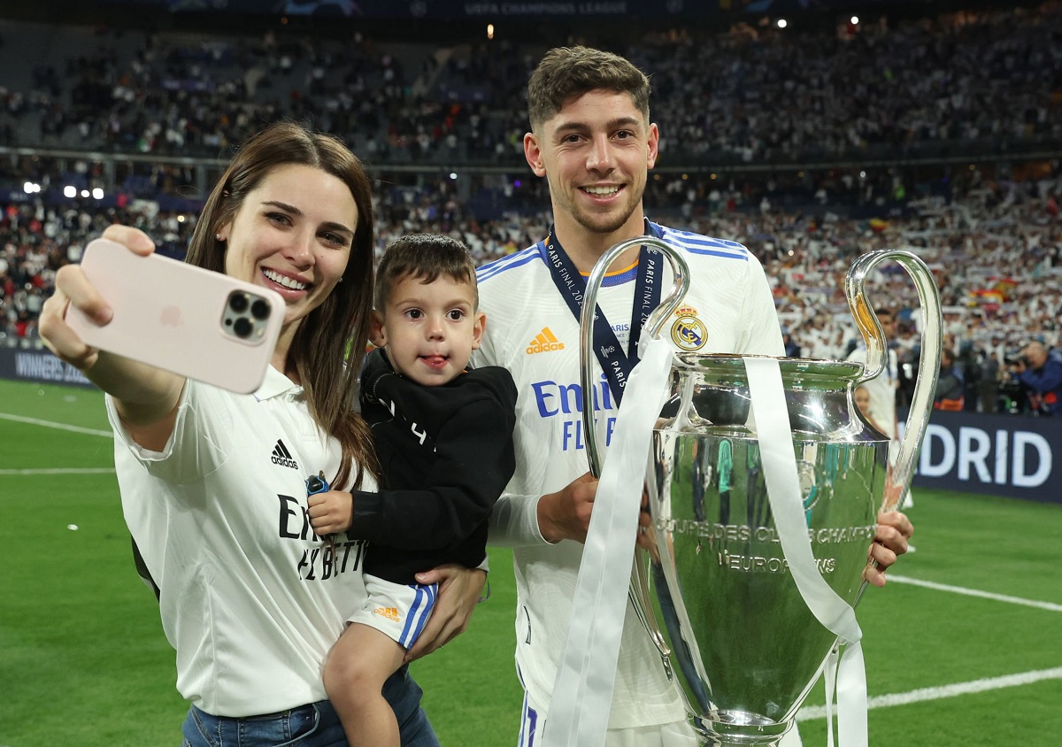 فدریکو والورده به همراه همسرش مینا بونینو و پسرش پس از قهرمانی رئال مادرید در لیگ قهرمانان اروپا