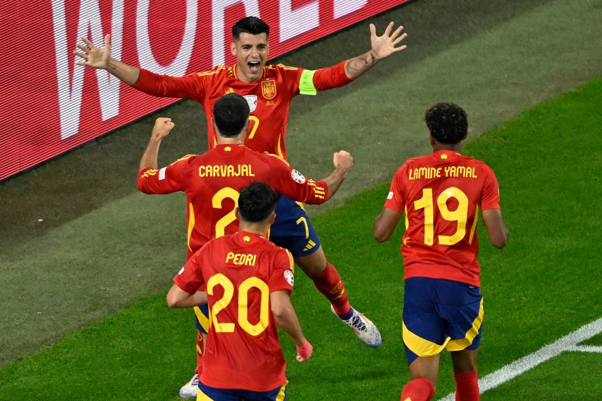 شادی بازیکنان اسپانیا پس از گلزنی به ایتالیا