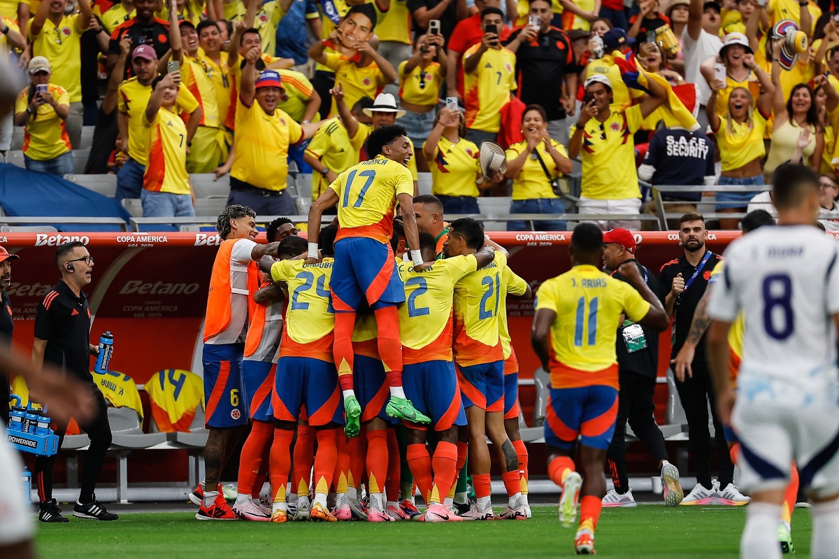 بازیکنان کلمبیا پس از پیروزی مقابل کاستاریکا