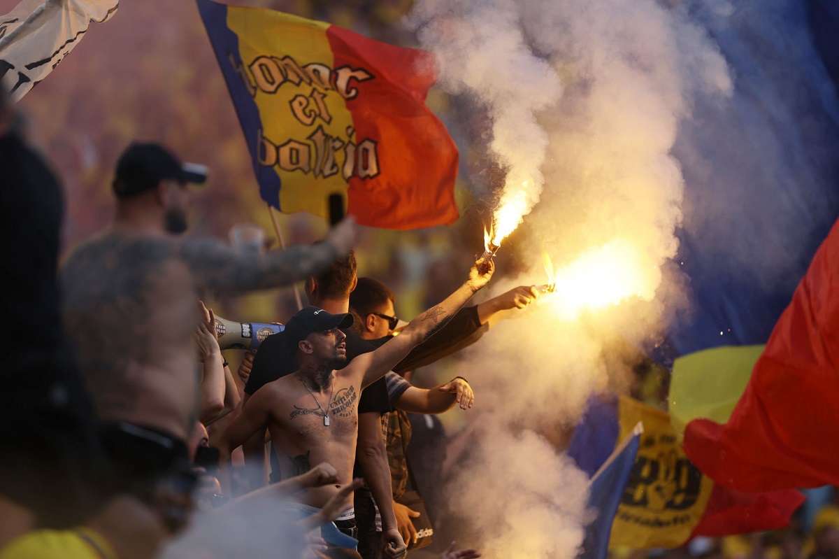 آتش بازی هواداران رومانی در بازی مقابل هلند