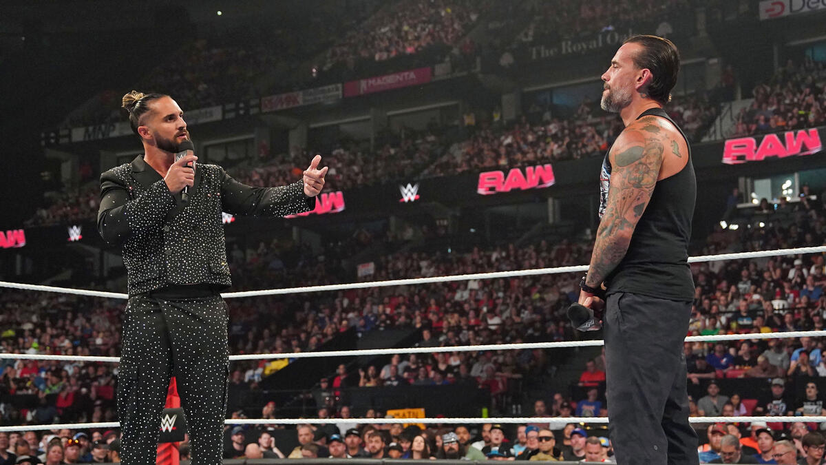 سث رالینز و سی ام پانک، دو ستاره کشتی کج و کمپانی WWE، در شوی ماندی نایت راو 8 جولای