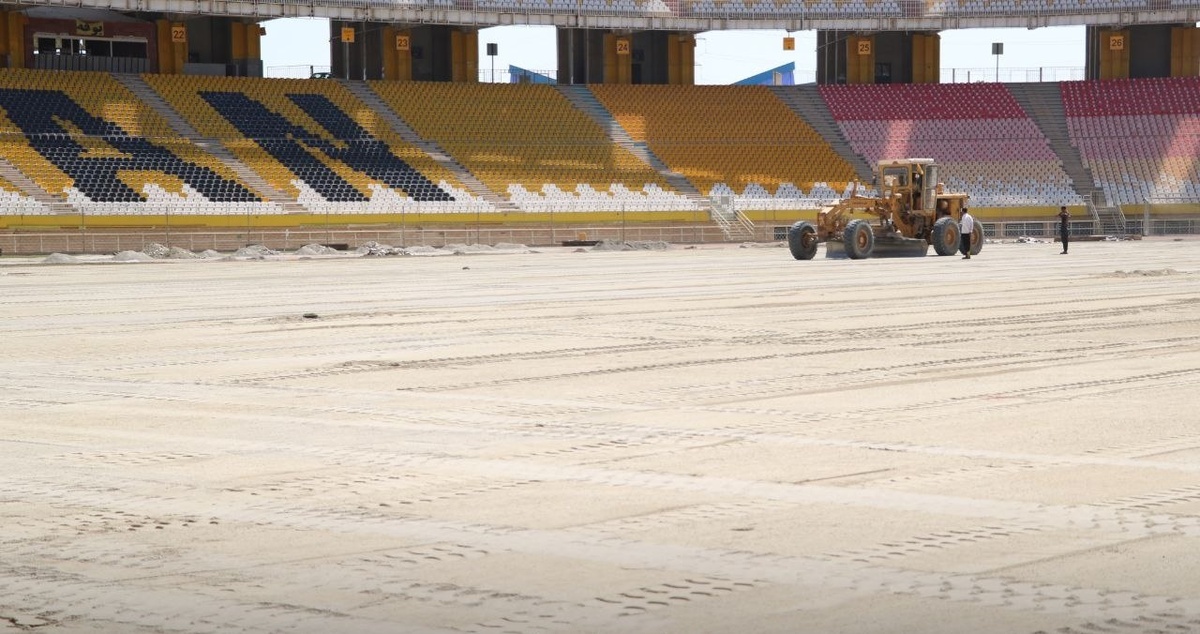 عکس از ورزشگاه نقش جهان اصفهان درحال بسترسازی چمن