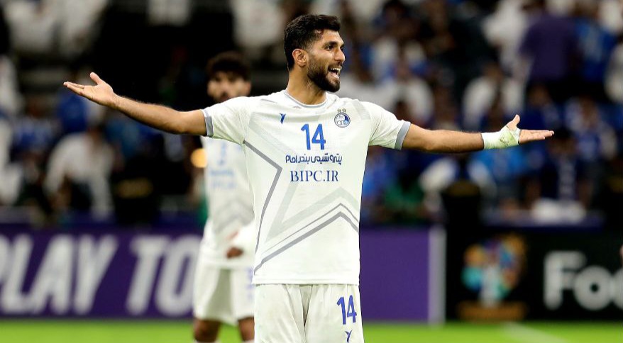 عکس از زبیر نیک نفس هافبک استقلال مقابل الهلال