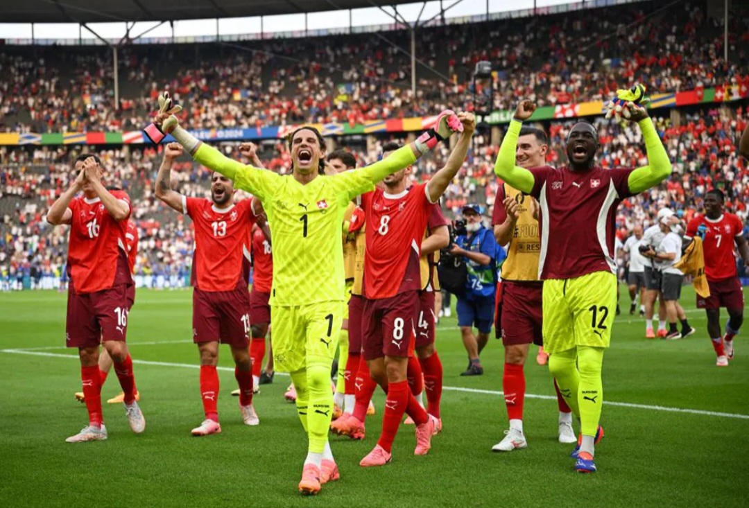 خوشحالی بازیکنان سوئیس پس از پیروزی برابر ایتالیا با نتیجه ۲-۰ در یک هشتم نهایی یورو ۲۰۲۴