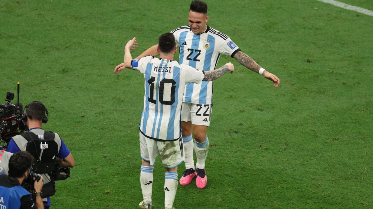 لائوتارو مارتینز و در آغوش کشیدن لیونل مسی پس از گلزنی مقابل پرو