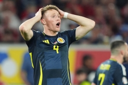 حسرت اسکات مک تومینای پس از موقعیت از دست رفته‌اش همراه با تیم ملی اسکاتلند، در یورو ۲۰۲۴
