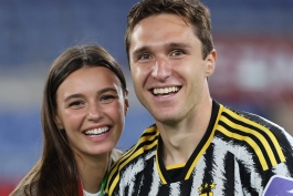 فدریکو کیه زا و همسرش لوسیا در پیراهن فصل ۲۴-۲۰۲۳ یوونتوس