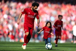 محمد صلاح و دخترش در ورزشگاه آنفیلد با پیراهن لیورپول