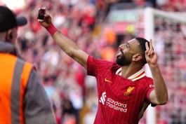 محمد صلاح در حال سلفی گرفتن با پیراهن لیورپول