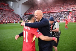 محمد صلاح و آرنه اشلوت پس از بیستمین قهرمانی لیورپول