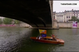 حضور کاروان جمع‌و‌جور کشور بوتان بر روی قایقی کوچک در مراسم افتتاحیه المپیک 2024 پاریس / فیلم