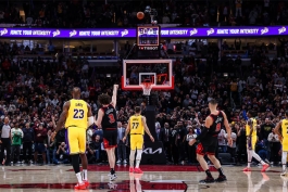 جاش گیدی - لبرون جیمز - آستین ریوز - کامبک-تاریخی - بسکتبال - NBA-2025 - معجزه-بسکتبال - شوت-نیمه‌زمین - بیزر بیتر