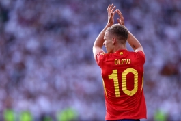 دنی اولمو هافبک هجومی تیم ملی اسپانیا در یورو 2024 در حال تشویق