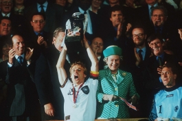 یورگن کلینزمن و بالا بردن جام قهرمانی یورو 1996