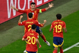 شادی بازیکنان اسپانیا پس از گلزنی به ایتالیا