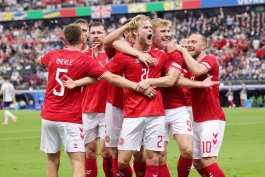 شادی گل بازیکنان دانمارک در مقابل انگلیس