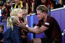کوین دی بروین و فرزندانش پس از پایان بازی مقابل رومانی