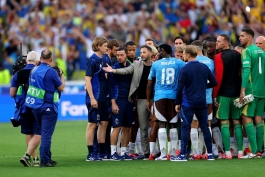 بازیکنان بلژیک پس از پایان بازی مقابل اوکراین
