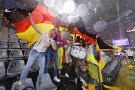 هواداران آلمان زیر باران در بازی مقابل دانمارک