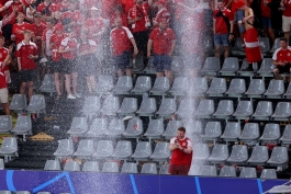 هواداران دانمارک زیر بارش باران شدید در استادیوم زیگنال ایدونا پارک