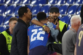 جود بلینگام در آغوش مادرش پس از پایان بازی مقابل اسلواکی