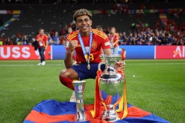 لامین یامال به همراه کاپ قهرمانی و جایزه بهترین بازیکن جوان یورو 2024