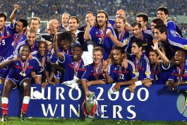 گل طلایی دیوید ترزگه و دومین قهرمانی فرانسه در یورو با برتری 2-1 مقابل ایتالیا (2000/7/2)