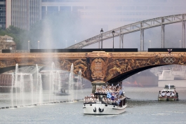 رژه متفاوت کاروان‌های کشورهای مختلف به وسیله قایق در مراسم افتتاحیه المپیک 2024 پاریس / فیلم