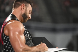 ال ای نایت، ستاره محبوب کشتی کج و WWE در شوی اسمکدان 12 جولای، قرارداد بازی با لوگان پال در سامراسلم را امضا کرد.