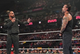 سث رالینز و سی ام پانک، دو ستاره کشتی کج و کمپانی WWE، در شوی ماندی نایت راو 8 جولای