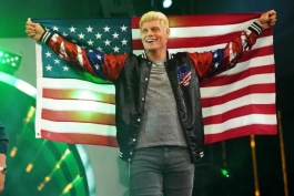 کودی رودز، ستاره کشتی کج و قهرمان کمربند WWE به همراه پرچم ایالات متحده آمریکا در شوی AEW