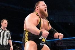 ستاره کشتی کج و WWE و عضو آلفا آکادمی در برند ماندی نایت راو