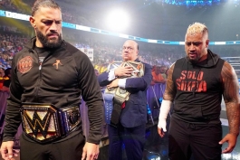 رومن رینز به همراه سولو سیکوا و پال هیمن در قالب گروه بلادلاین در شوی کشتی کج اسمکدان از کمپانی WWE 