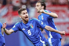 خوشحالی بازیکنان ایتالیا پس از گلزنی به کرواسی