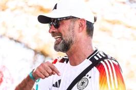 حمایت یورگن کلوپ از تیم ملی آلمان در جدال با دانمارک در یک هشتم نهایی یورو ۲۰۲۴ با پوشیدن پیراهن آلمان