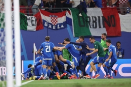 خوشحالی بازیکنان ایتالیا پس از بازکردن دروازه کرواسی