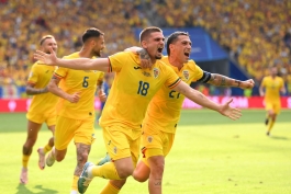 شادی بازیکنان رومانی پس از گلزنی به تیم ملی اسلواکی 