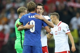 خوش و بش هری کین و روبرت لواندوفسکی در جریان دیدار انگلیس و لهستان در مرحله انتخابی جام جهانی ۲۰۲۲
