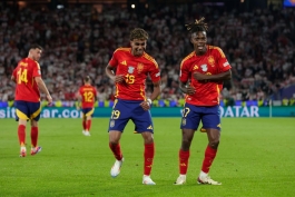 شادی نیکو ویلیامز و لامین یامال پس از پیروزی ۴-۱ اسپانیا مقابل گرجستان در مرحله یک هشتم نهایی یورو ۲۰۲۴
