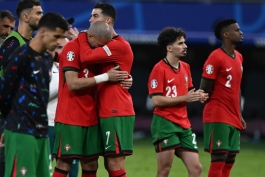 په په در آغوش کریستیانو رونالدو پس از شکست ۵-۳ پرتغال برابر فرانسه در یک چهارم نهایی یورو ۲۰۲۴