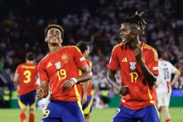 شادی دو ستاره جوان اسپانیا پس از پیروزی برابر گرجستان با انجام سنگ، کاغذ، قیچی