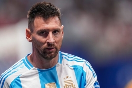 ازدحام عکاسان برای عکس گرفتن از لیونل مسی روی نیمکت تیم ملی آرژانتین 
