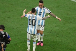 لائوتارو مارتینز و در آغوش کشیدن لیونل مسی پس از گلزنی مقابل پرو
