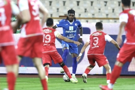 تیوی بیفوما مهاجم باشگاه استقلال خوزستان در محاصره مدافعان پرسپولیس