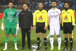 موعود بنیادی فر و علیرضا علیزاده و حسین حسینی در کنار کمک داوران در بازی استقلال و گل گهر