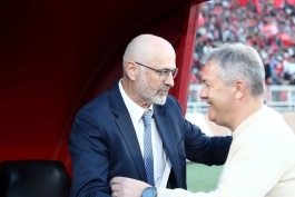 میودراگ بوژوویچ سرمربی استقلال در حال خوش و بش با دراگان اسکوچیچ سرمربی تراکتور پیش از بازی استقلال و تراکتور