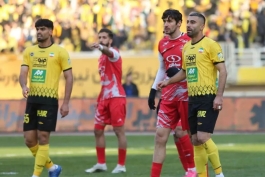گئورگی گولسیانی مدافع پرسپولیس در کنار کاوه رضایی و امین حزباوی از سپاهان