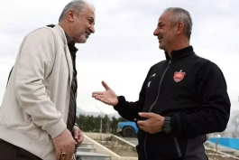اسماعیل کارتال سرمربی پرسپولیس در حال خوش و بش با مدیریت باشگاه پرسپولیس رضا درویش